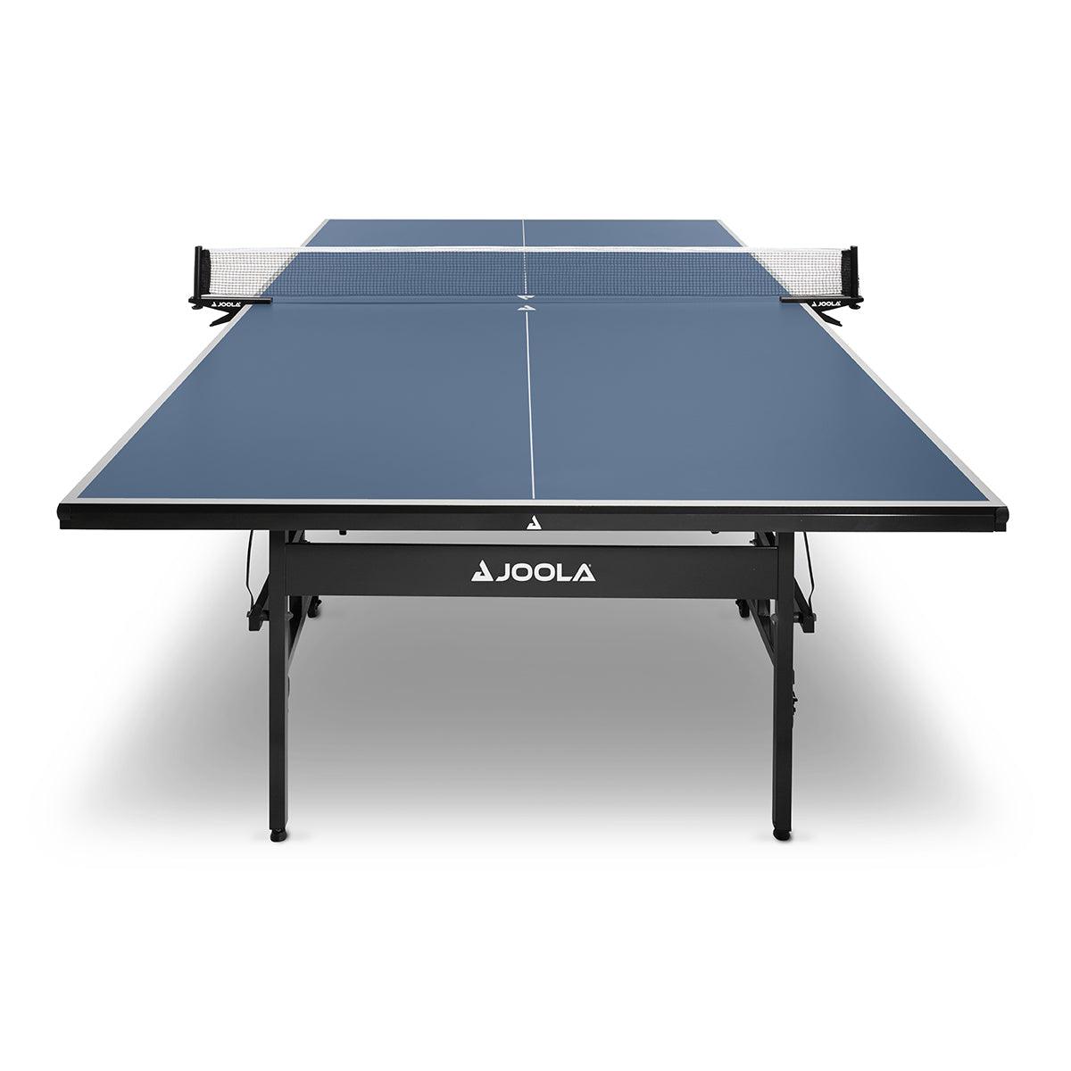 Blauer JOOLA Tischtennistisch mit Netz, Frontansicht auf weißem Hintergrund.
