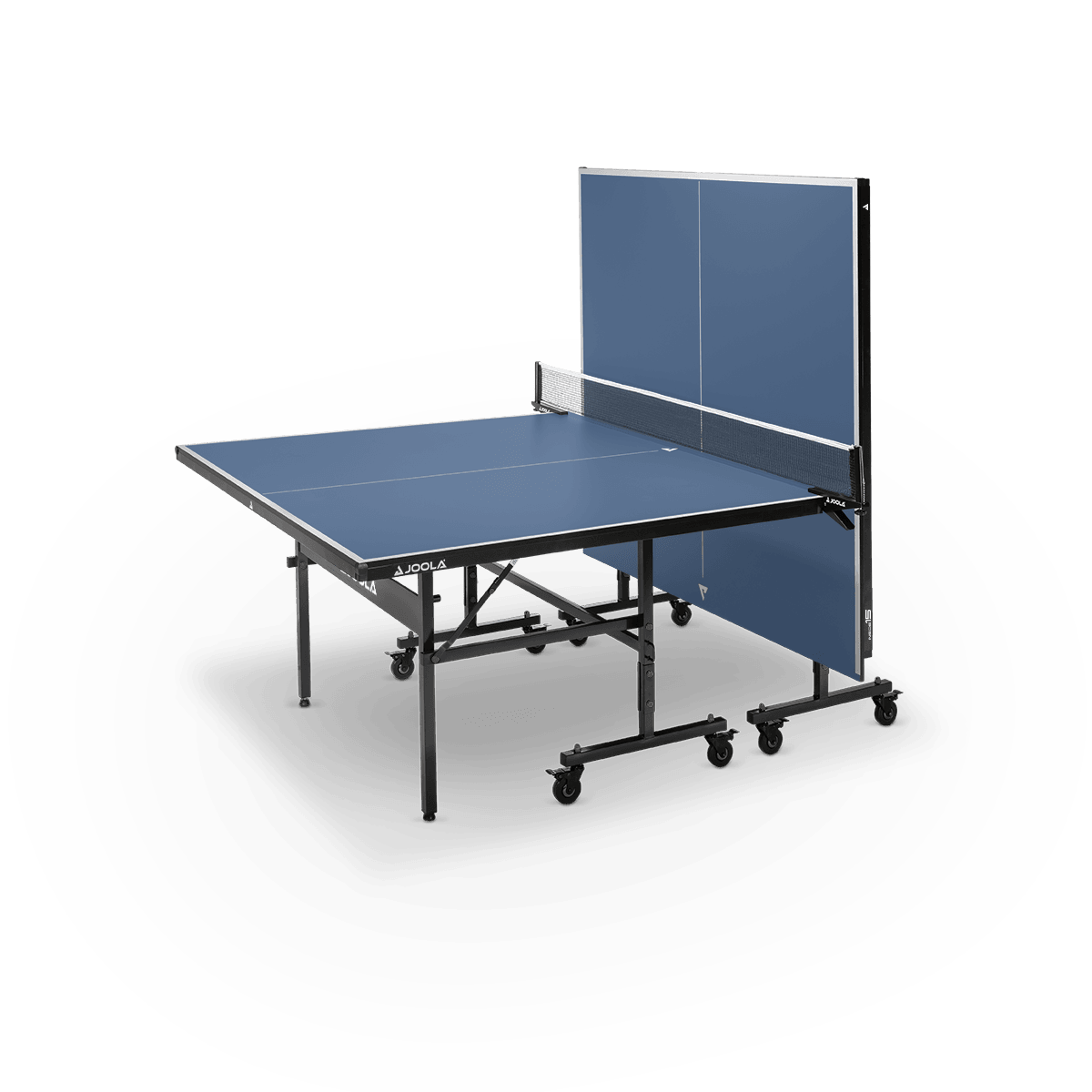Blauer JOOLA Tischtennistisch mit klappbarer Spielfläche und Netz, auf schwarzem Hintergrund.