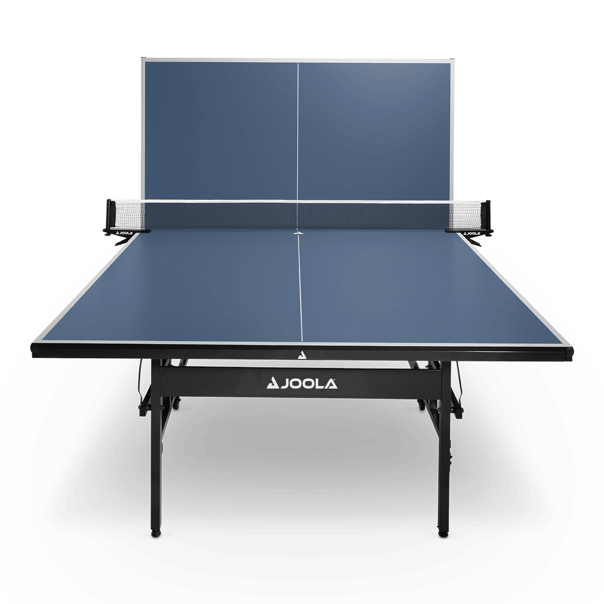 Blauer JOOLA Tischtennistisch mit Netz, eine Spielfeldhälfte hochgeklappt.