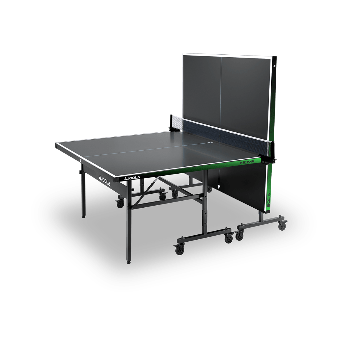 Klapptisch-Tennisplatte JOOLA Nova in Schwarz mit grünem Rand, halb aufgeklappt auf Rollen.