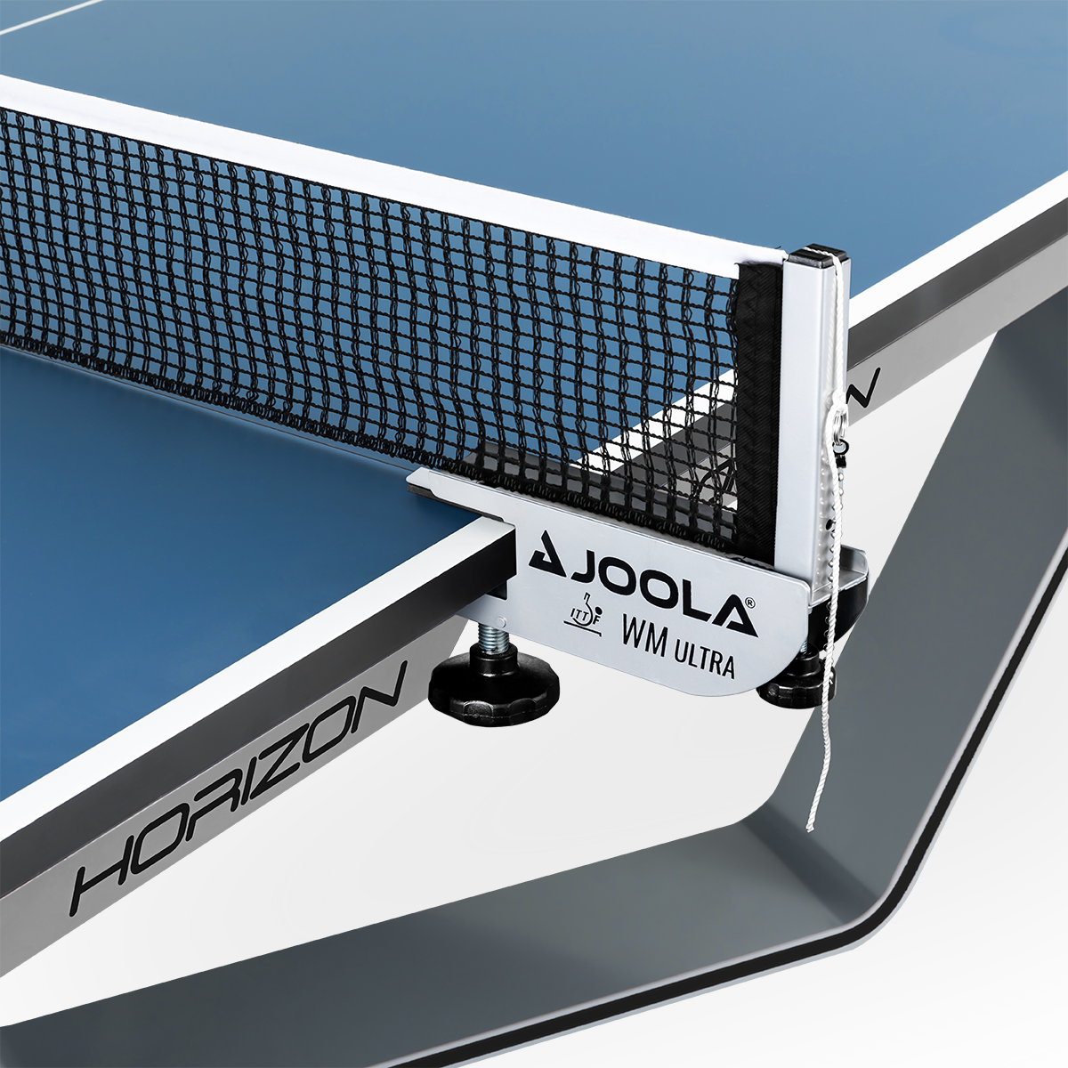 Tischtennisnetz Joola WM Ultra mit Spannvorrichtung an blauem Tischtennistisch Horizon.