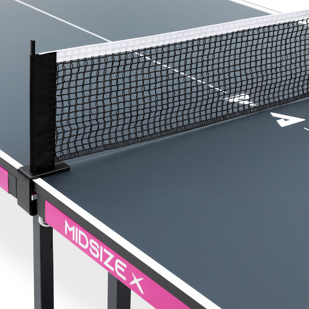 Tischtennisnetz mit Klemme an einem blauen Tischtennistisch mit pinkem Rand und der Aufschrift „MIDSIZE X“.