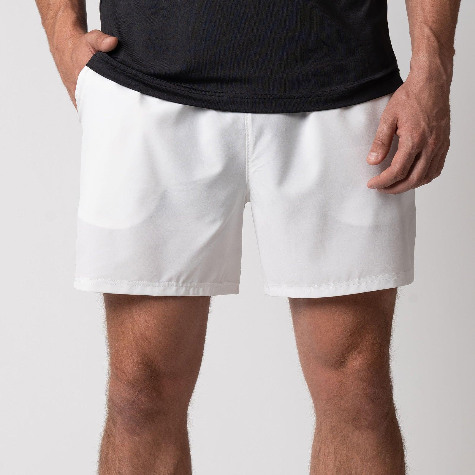 Männerbein mit weißen Sportshorts und schwarzem T-Shirt, Vorderansicht.