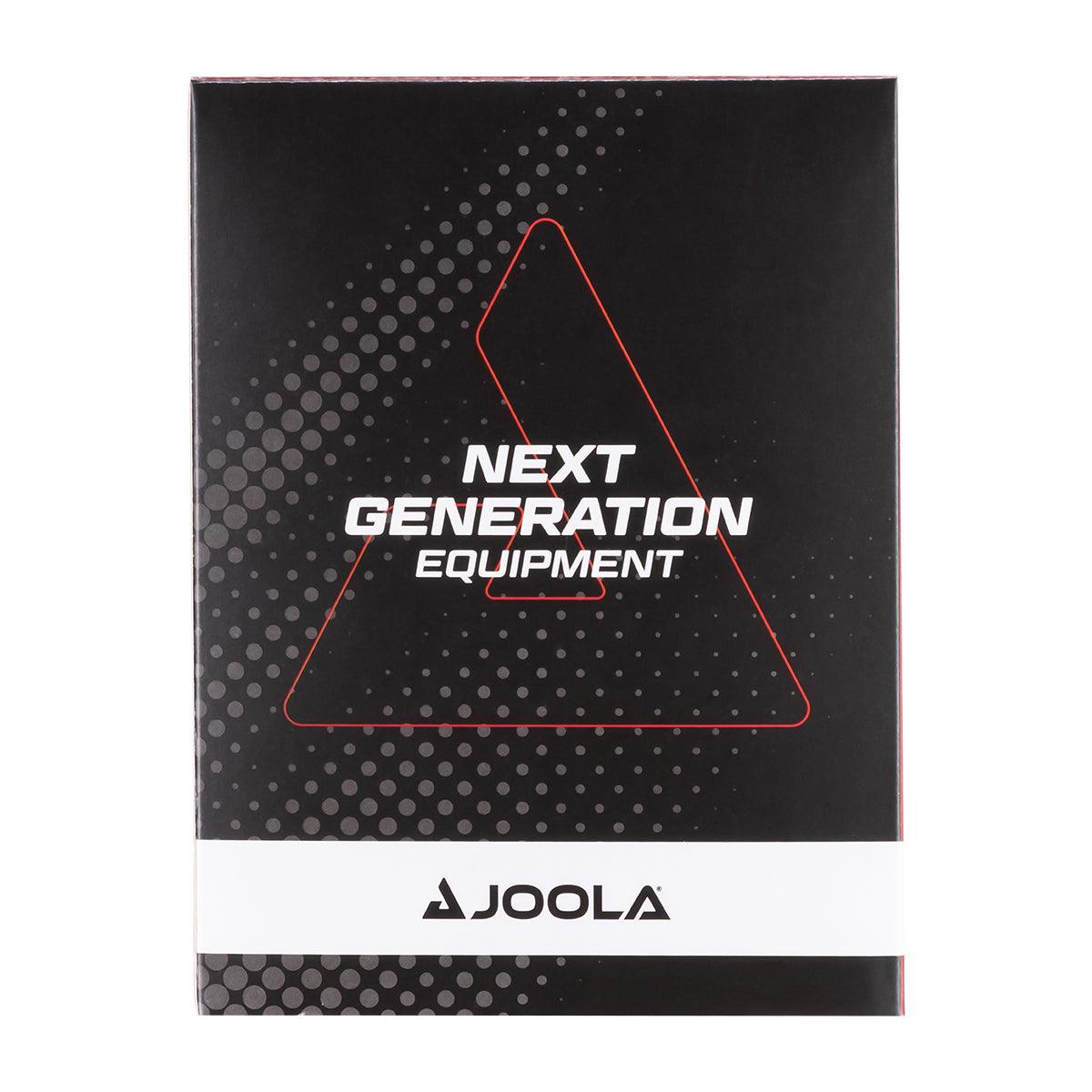 Schwarze Verpackung mit rotem Dreieck und weißem Schriftzug „Next Generation Equipment“, darunter das Logo von JOOLA.