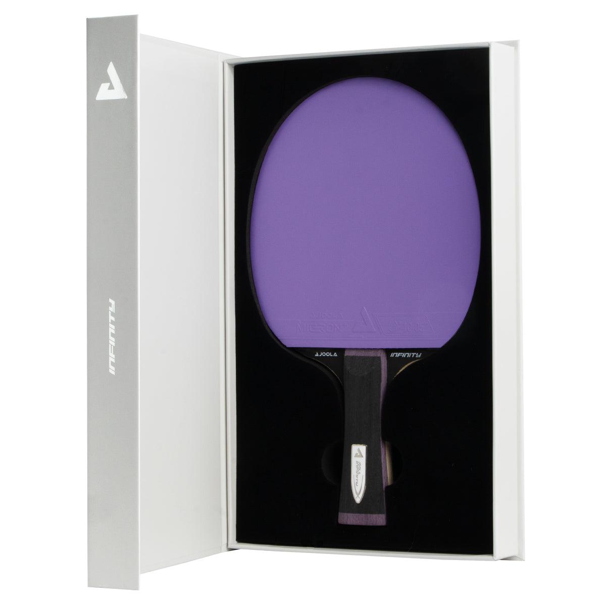 Tischtennisschläger mit lila Belag in schwarzem Griff, verpackt in weißer Geschenkbox mit schwarzer Innenausstattung.