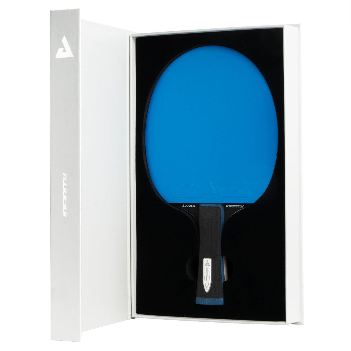 Tischtennisschläger mit blauem Belag in weißer Geschenkbox.