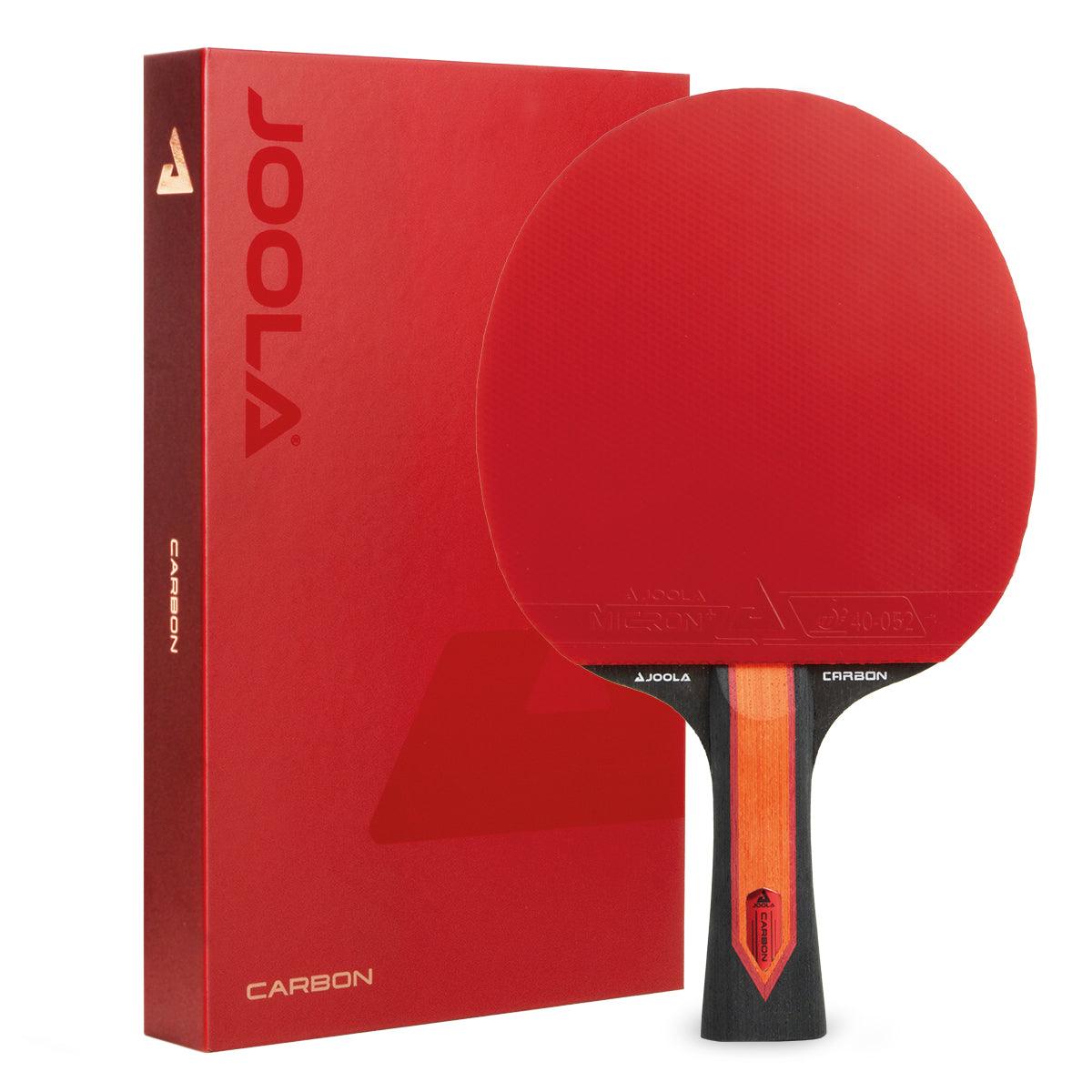 Rotes JOOLA Carbon Tischtennisschläger-Set mit rotem Belag und schwarzem Griff vor roter Verpackung.