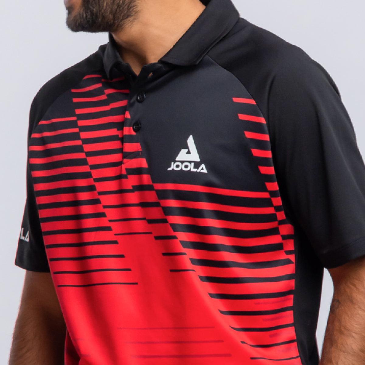 Schwarzes und rotes JOOLA Polo-Shirt mit gestreiftem Muster, getragen von einem Mann.