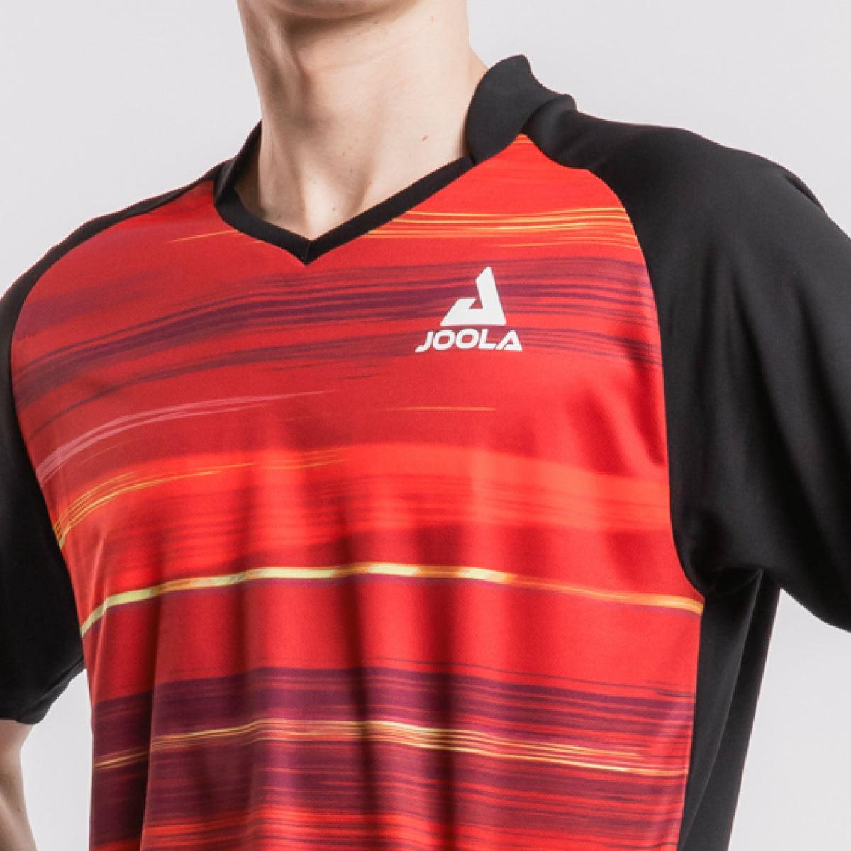 Herren-Sportshirt in Rot mit schwarzen Ärmeln und weißem Joola-Logo auf der Brust.