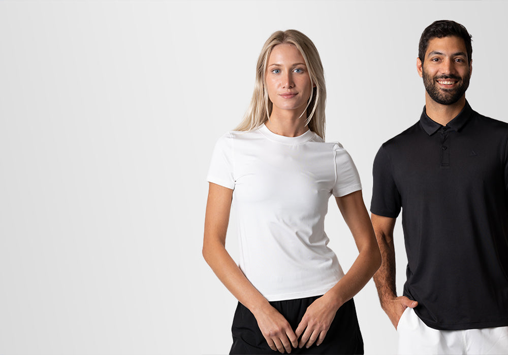 Frau mit weißem T-Shirt und Mann mit schwarzem Poloshirt vor weißem Hintergrund.