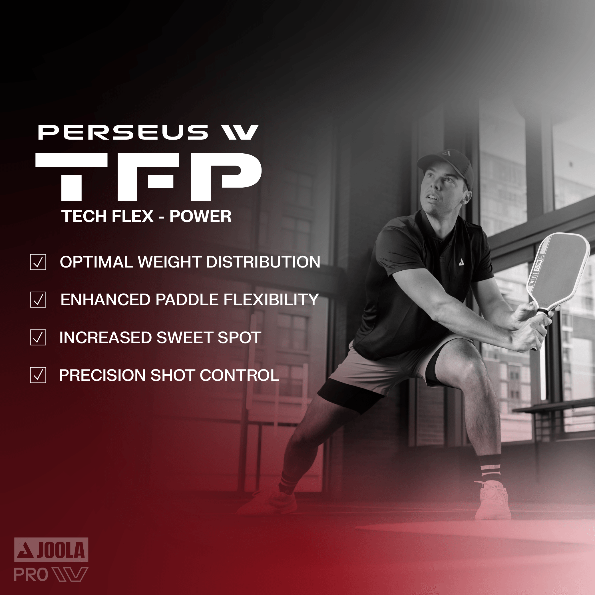 Sportler in Aktion mit JOOLA PERSEUS TFP Tischtennisschläger, hervorgehoben durch Merkmale wie optimales Gewicht, Flexibilität, großer Sweet Spot und präzise Schusskontrolle.