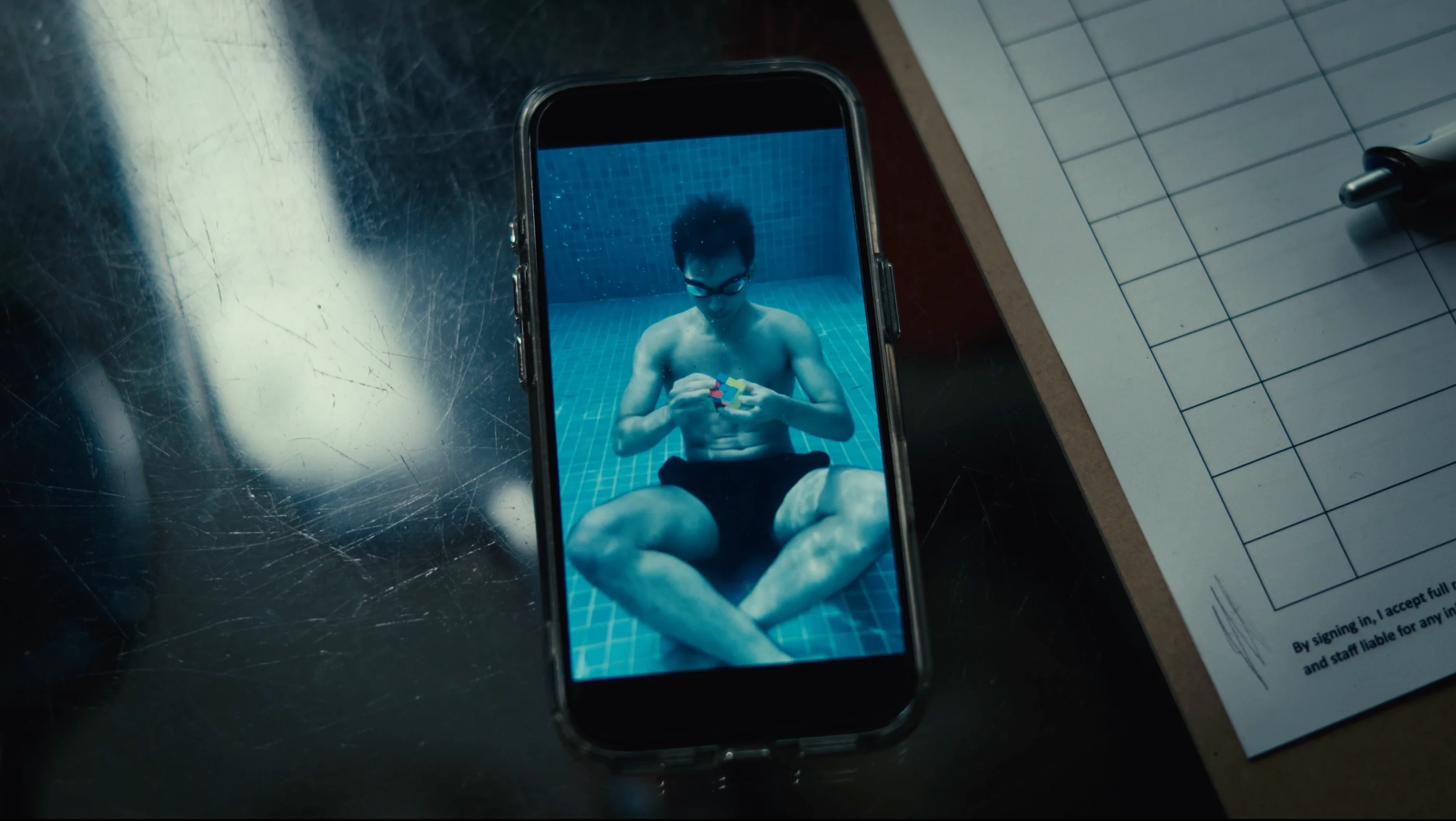 Hugo Calderano löst unter Wasser den Rubik Cube