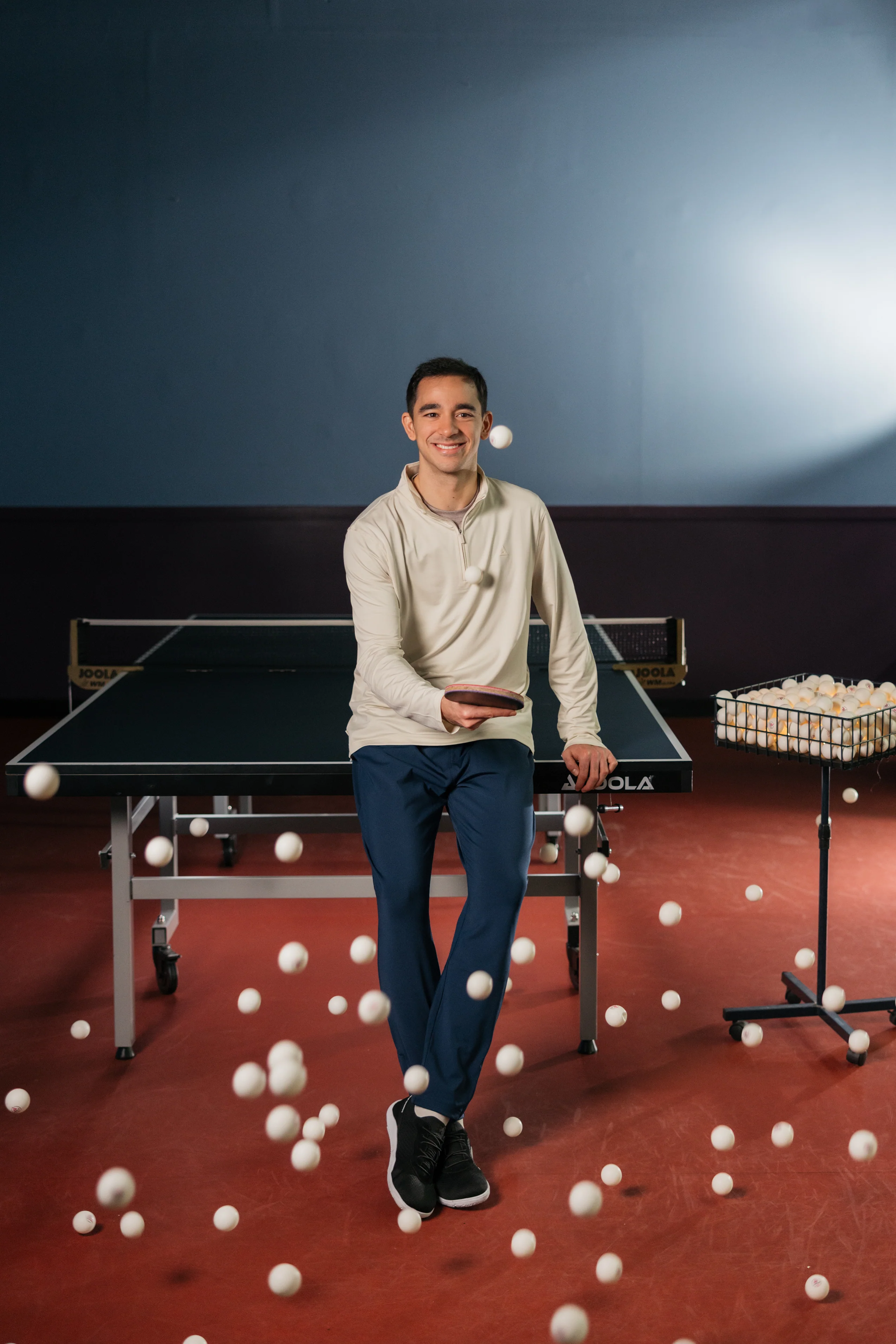 Hugo Calderano steht an eine Platte und  jongliert den Ball